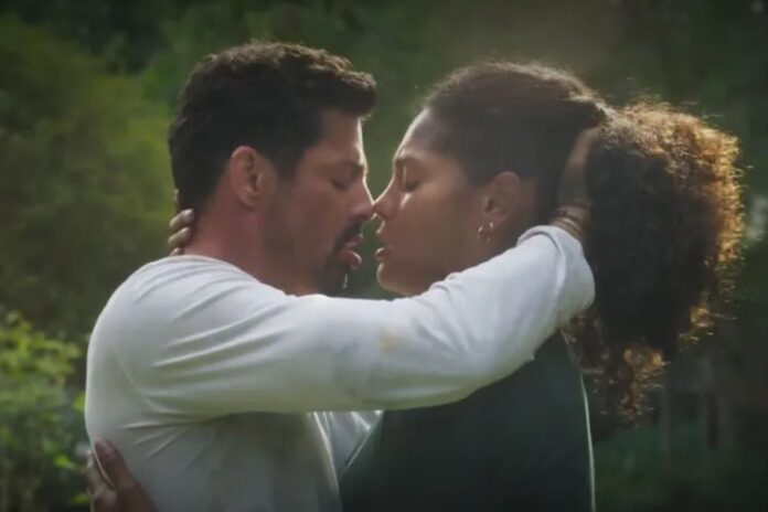 caio (cauã reymond) e aline (barbara reis) se beijando em terra e paixão