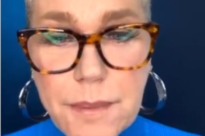 xuxa meneghel irritada em live sobre vacinação infantil