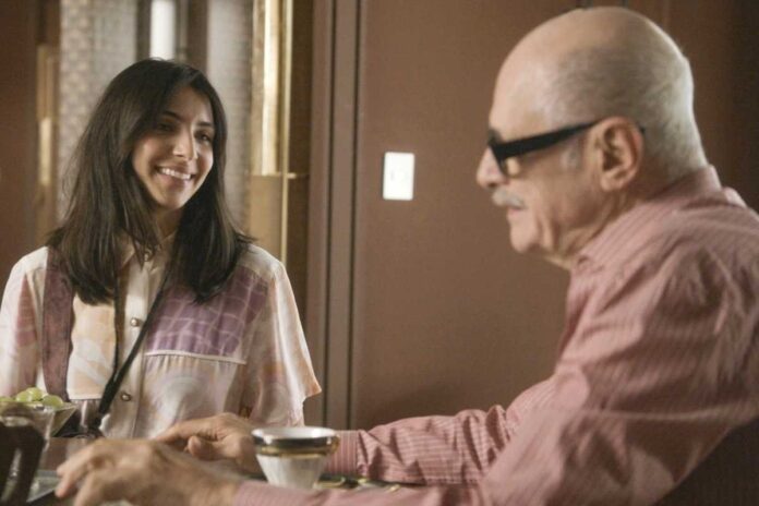 Ísis (Rayssa Bratillieri) tomando lanche com Sérgio (Marcos Caruso) em "Elas por Elas"