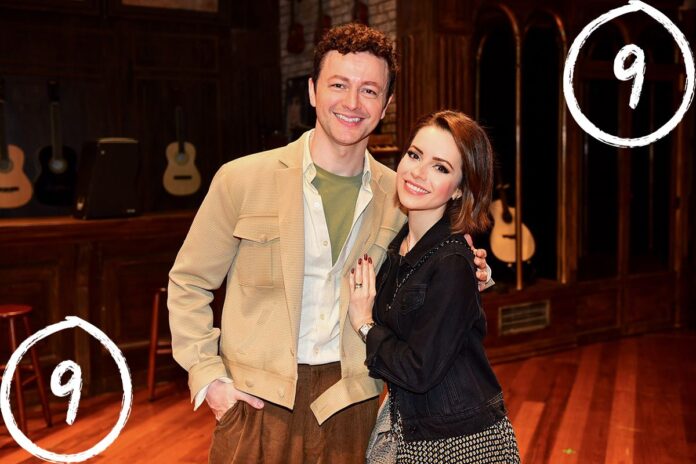 Sandy e Lucas Lima abraçados em teatro
