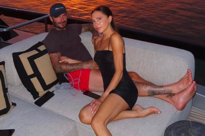 David e Victoria Beckham sentados num barco