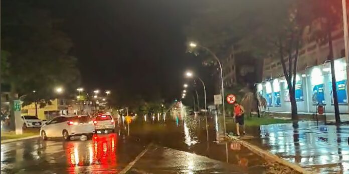 Forte chuva no DF causa alagamentos e queda de energia