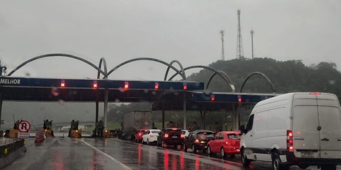 Chuvas intensas interditam subidas para Petrópolis e Teresópolis