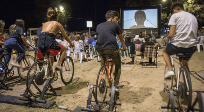 São Paulo recebe cinema ao ar livre com energia gerada por pedaladas